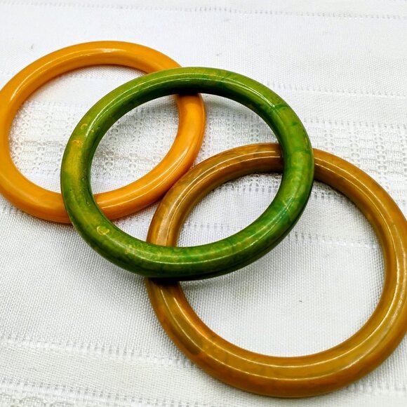Three bakelite bangle bracelets in pea green, yellow and mustard 1960s - Picture 2 of 8